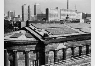 Blick vom Pergamonmuseum auf das Dach und die Westfassade der Nationalgalerie mit der Apsis
