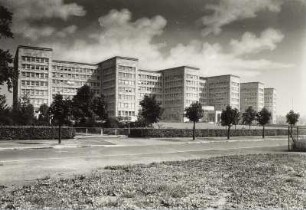 Frankfurt am Main, Verwaltungsgebäude : Frankfurt (Main). Verwaltungsgebäude der I. G.-Farben, Fürstenberger Straße. Straßenansicht von Südwesten