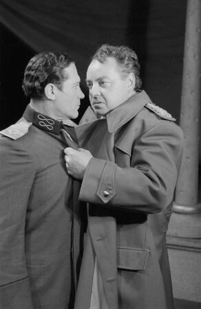 Szenenbilder aus dem Drama "Der große Verrat" von Ernst Fischer (in der 2. Besetzung) am Deutschen Theater Berlin : Szene mit Raimund Selcher als Pablo (links) und Willy A. Kleinau als Pablo Malabranca (rechts)