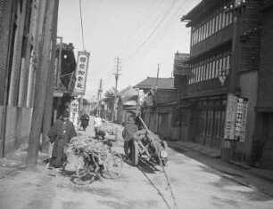 Straßenbild in Kanazawa : Ansicht mit Männern mit Lastenrikschas