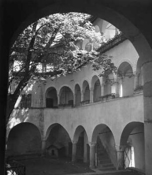 Klagenfurt-Hallegg. Schloss (1546 und 1576). Hofarkaden