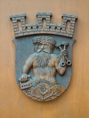 Grossbreitenbach - Rathaus : Das schiefergedeckte Rathaus mit einem historischen Relief an der Tür, aufgenommen in Grossbreitenbach am 29, April 2012