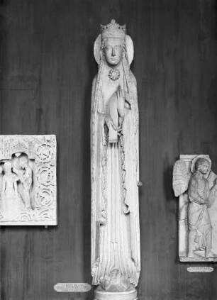 Königin von Saba, Säulenfigur der Westfassade der Kirche Notre-Dame in Corbeil