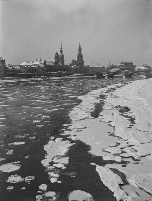 Dresden. Blick vom Neustädter Ufer auf die Altstadt