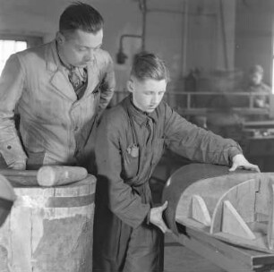 Ausbilder und Lehrling bei Borgward mit einem Bauelement, um 1938/1941