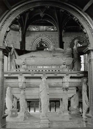 Jever, Stadtkirche : Werkstatt Cornelius Floris, Hagart, Heinrich (Eckkaryatiden): Edo Wiemken-Denkmal (Stein, Holz, 1561/1564). Jever, Stadtkirche, Chorpolygon