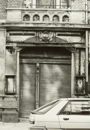Dresden-Neustadt, Görlitzer Straße 35/37. Doppelwohnhaus mit Laden (um 1900). Ladeneingang mit Schaufenster