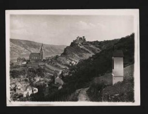 Rheinland-Pfalz. Blick über Oberwesel zur Schönburg, einer im 12. Jh. errichteten Höhenburg. Links im Bild die die gotische Liebfrauenkirche, errichtet Mitte des 14. Jh.
