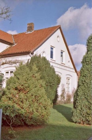 Bahnhofstraße 1: traufständiges Wohnhaus: Straßenfront [angeschnitten]: Giebelseite