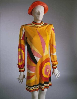 Minikleid mit Pucci-Muster und orangefarbener Regenhut aus Kunstleder (Archivtitel)