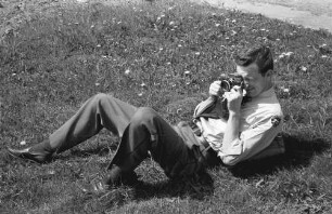 Hinterzarten: Bernard Connolly; im Gras liegend, fotografiert