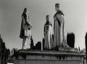 Denkmal in den Gärten des Alcazar Real. Königin Isabel, König Ferdinand mit Kolumbus