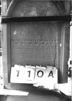 Grabstein 110 (Index: 99787104) Zustand: obere Hälfte der Inschrift verwittert Maße HxBxT: 190x53x23 cm: Grabstein 110A