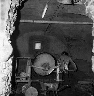 Restaurierung: Kellergewölbe: zwei Arbeiter, Beton-Trommelmischer, Schubkarre: Kellerfenster