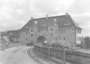 Wohnhaus mit Tordurchfahrt : Wohnhaus mit Tordurchfahrt (vielleicht Teil einer Wohnanlage in Dresden) (wohl 1. Dr. 20. Jh.)