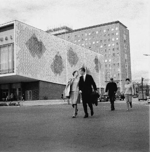 Berlin-Mitte, Karl-Marx-Allee 33 und 31. Kino "International" (1961-1963; J. Kaiser, H. Aust) und Hotel "Berolina" (1961-1963; J. Kaiser)