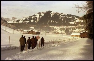 Saanen: winterlicher Fußweg zwischen Gstaad und Saanen
