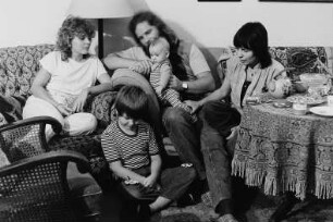 Familie B. (Diplomchemiker, Erzieherin) im Wohnzimmer