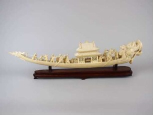 Drachenboot mit Besatzung auf Holzsockel Elfenbein