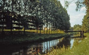 Trave-Wanderweg: im Hintergrund Mehrfamilienhäuser am Berliner Ring