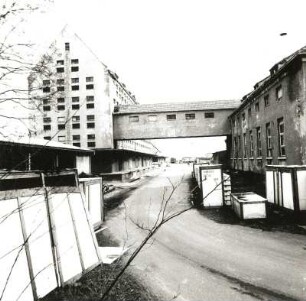 Cottbus. Speicher, Vetschauer Straße. um 1920. Straßenzufahrt von West gegen Brückenverbindung zum Nebengebäude