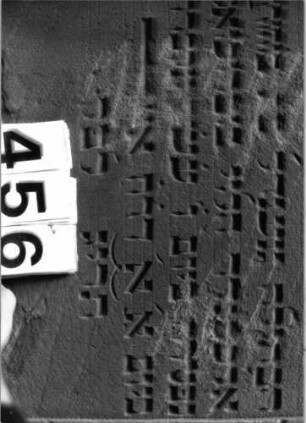 Grabstein 456 (Index: 99803745) Material: Sandstein Zustand: unten verwittert/Textverlust Maße HxBxT: 121x59x11 cm Beschreibung: Stele mit verdachtem Segmentbogen, profiliertem Rand, Giebelfeld: Grabstein 456 (Detailaufnahme)