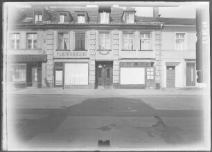 Potsdam, Gutenbergstraße 87. Wohnhaus mit Läden (18. Jh.). Straßenfront