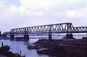 Eisenbahnbrücke bei Duisburg-Rheinhausen/Rhein