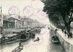 Kanton (Guangzhou), China. Städtischer Kanal mit Dschunken