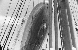 Reisefotos Brasilien. Luftschiff "Graf Zeppelin" (LZ 127) über dem Passagierschiff Monte Rosa. Teilansicht durch die Takelage