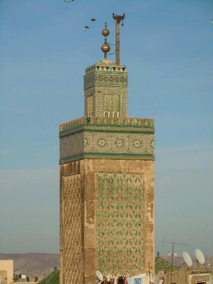Fes - Minarett der Kairaouine-Moschee : Das reich verzierte Minarett der Kairaouine-Moschee gehört zu den höchsten Bauwerken in der Medina von Fes, aufgenommen am 29. Oktober 2010