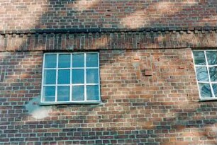 Fritz-Berodt-Straße 7-9: Hofanlage: westliches Wirtschaftsgebäude: Giebelseite, Detailaufnahme: Stallfenster, Gesims