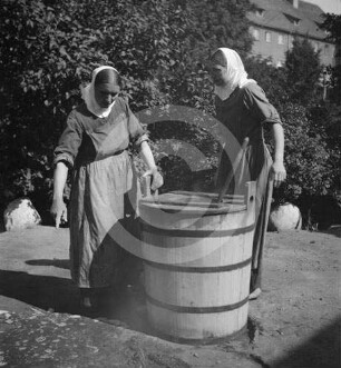 Frauen bei der Wäsche in Polen