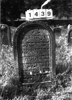 Grabstein 1439 (Index: 100098131) Maße HxBxT: 102x59x9 cm: Grabstein 1439