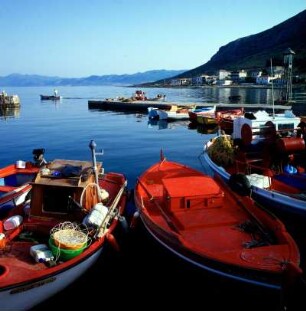 Monemvasia. Fischerboote im Hafen von Gofira auf der Landseite