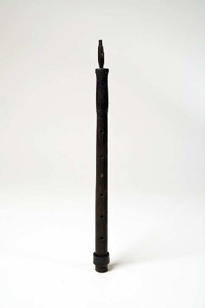 Oboe mit zylindrischer Röhre mit Grifflöchern (Fragment)