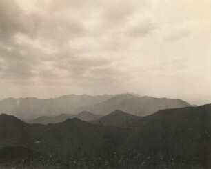 China. Berglandschaft bei Hang-Tschou (Hangzhou) südlich der Jangtse-Mündung. Blick vom Tiän-Dschu-Shan (455 m)