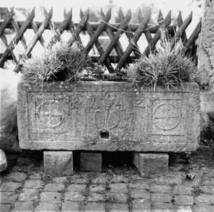 Sachteile: Laufbrunnen, Hausinschrift und Kelterstein; Oberzent, Neckartalstraße 107