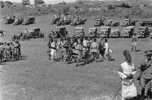 Maskalfest in Gonder : Italienische Kolonialsoldaten auf dem Maskalfest in Gonder. Im Hintegrund viele Automobile und als Tribüne genutze Lastwagen.
