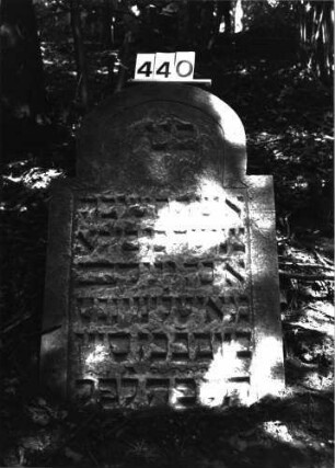 Grabstein 440 (Index: 99898061) Maße HxBxT: 86x56x10 cm: Grabstein 440