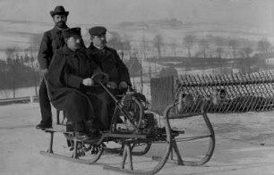 Bahnbedienstete mit Motorschlitten