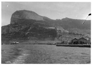 Gibraltar. Blick von einem Hochseepassagierdampfer zur Steilküste mit Hafen