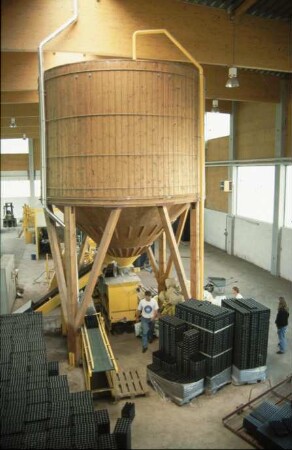 Fotografie: Gartenbautechnik-Gewächshaus, Topfmaschine, Hochsilo, Förderband
