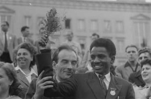 Internationales Publikum bei einer Parade anlässlich des II. Deutschen Turn- und Sportfestes