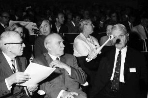 20. Tagung 1970 Chemiker; Studentenabend Nobelpreisträger im Gespräch: Robert S. Mulliken, Ronald G. Norrish, Harold C. Urey, dahinter Frau Staudinger