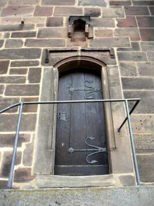 Stadtkirche - Kirchturm von Westen-Anbau im Norden über Westseite (wohl Beinhaus) - Tür mit Textkartusche im Sturz