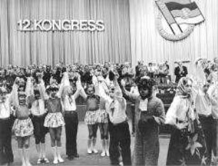 Junge Pioniere und andere Mitglieder von Kinder- und Jugendgruppen beim 12. Kongress der DSF in Berlin (Ost)
