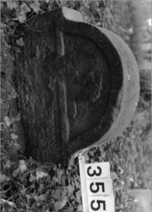 Grabstein 355 (Index: 99803558) Material: Sandstein Zustand: stark verwitt/eingesunk/Textverlust Maße HxBxT: 53x57x10 cm Beschreibung: Stele mit Karniesbogen und profiliertem Rand, Giebelfeld: Grabstein 355