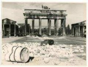 Das Brandenburger Tor als Filmkulisse für den Film "Hotel Adlon"