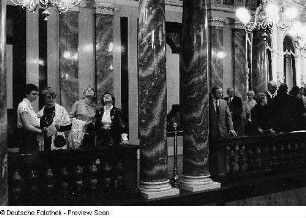 Opernhaus. Besucher im Vestibül